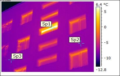 Termovizinė renovuoto blokinio tipo namo Žirmūnų g. 81 nuotrauka, kurioje pažymėtas atviras laiptinės langas (Sp1, +9,5 °C) ir minimalios šilumos pralaidos vietos sienose (Sp2 –8,8 °C, Sp3 –8,3 °C), esant –10 °C lauko temperatūrai.