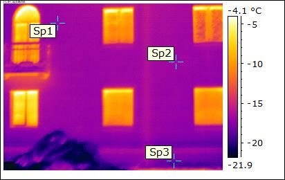 Termovizinė renovuoto plytų mūro namo nuotrauka su pažymėtais taškais Sp1, Sp2 ir Sp3, rodančiais labai žemą šilumos pralaidą sienose ir pamatuose, temperatūra nuo -17,1 °C iki -17,5 °C.