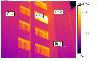 Žaliųjų ežerų g. 3 termovaizdis, matoma minimali šilumos pralaida ir dalinai atviras langas.