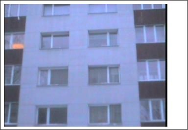 Renovuoto blokinio namo Ozo g. 24 fasadas su langais ir šviesiai pilka apdaila.