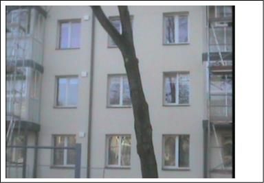 Renovuoto daugiabučio Vytenio g. 39 fasadas su langais ir matomais balkonais dienos metu.
