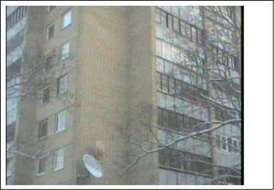 Nerenovuotas daugiabutis Tuskulėnų g. 41, su balkonu, antena ir kampu tarp korpusų.