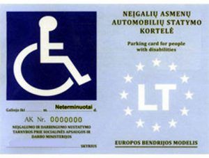 Neįgaliųjų automobilių statymo kortelė su vežimėlio simboliu ir ženklu LT, galiojanti Europos Sąjungoje.
